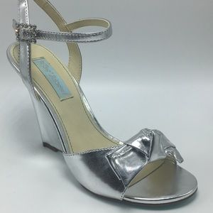 Blue by Betsey Johnson sb Daisy Silver  ladies 7